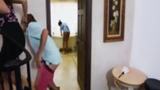 Мамаша и домработница горячо занимаются сексом втроем с молоденьким парнишкой