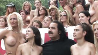 Голая девка показывает голое тело на камеру и мастурбирует в машине