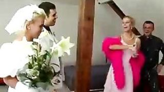 Раскованные молодые люди устроили настоящую оргию на свадьбе